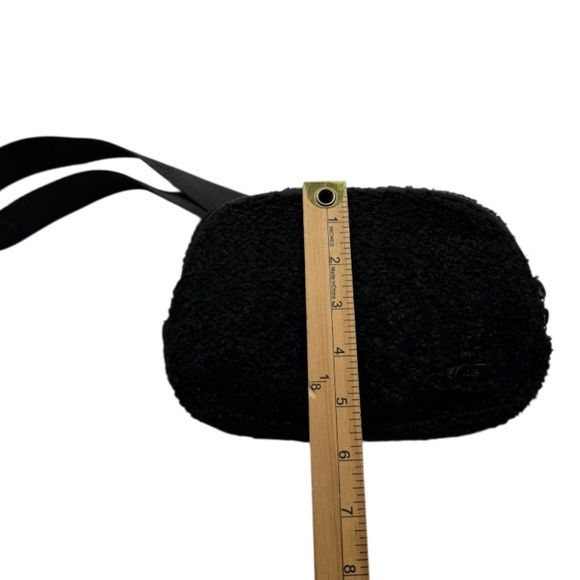 LOLE Sherpa Black Belt Bag - Picture 7 of 12